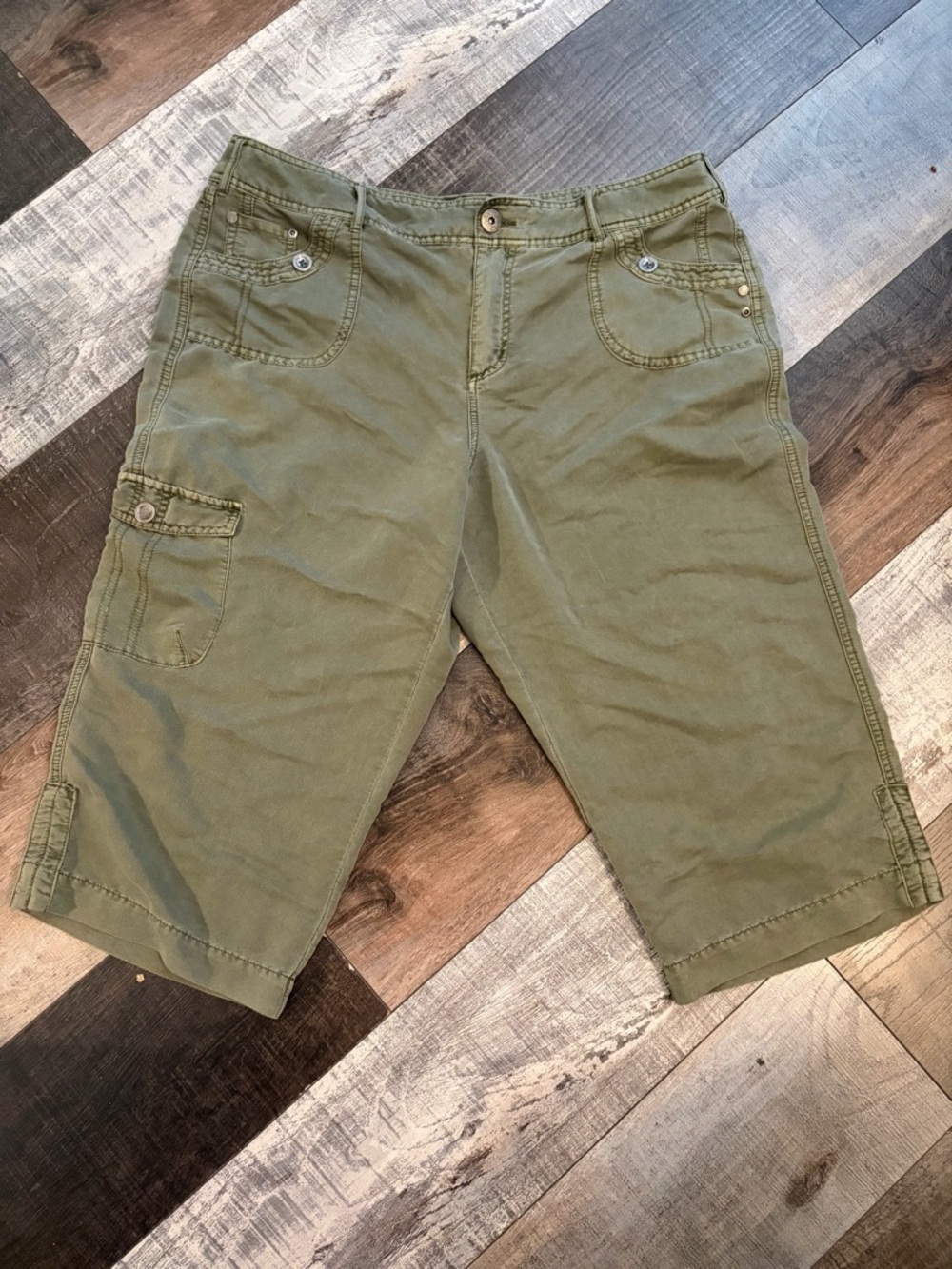 Intro Casual Elegance Olive Cargo Capri Pants Women’s Size 16